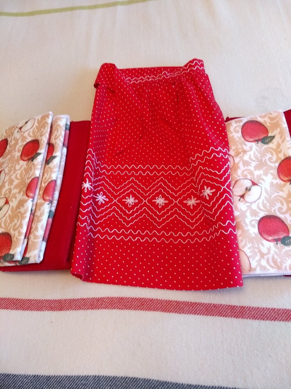 Smart Home 10 Microfiber Kitchen Towels and Kitchen Apron.